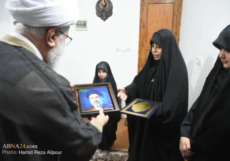 دیدار آیت الله رمضانی با خانواده شهید پاکدامن در رحیم آباد رودسر
