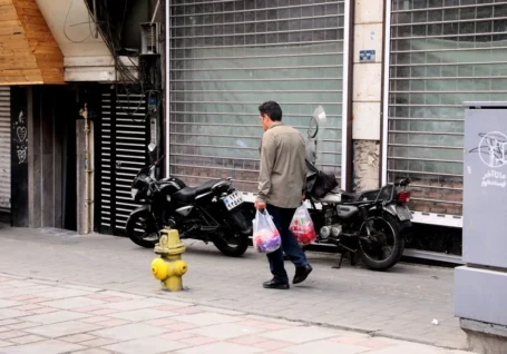 دورِ باطل فقر در اقتصاد ایران | رجب پور: طی ۱۰ سال نرخ ارز ۴۰ برابر رشد کرده اما دستمزد ۱۲.۶ برابر | نیازمند سیاست های اعتمادآفرین اقتصادی هستیم