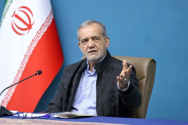 پزشکیان: تداوم برخی محدودیت ها و فشار های خارجی پیچیدگی های خاصی را برای اداره کشور ایجاد کرده / واقعیت های موجود باید با مردم در میان گذاشته شود / در صورت بروز شرایط جدید و تحولات پیش بینی نشده، ممکن است اتخاذ سیاست ها و راهبرد های تکمیلی ضروری است / انتظار من از رسانه ملی این است که تصویری واقع بینانه از شرایط داخلی در اختیار افکار عمومی قرار دهد