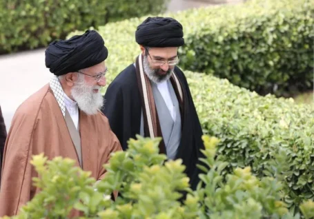 تصویری ویژه از رهبر معظم انقلاب در کنار امام شهید