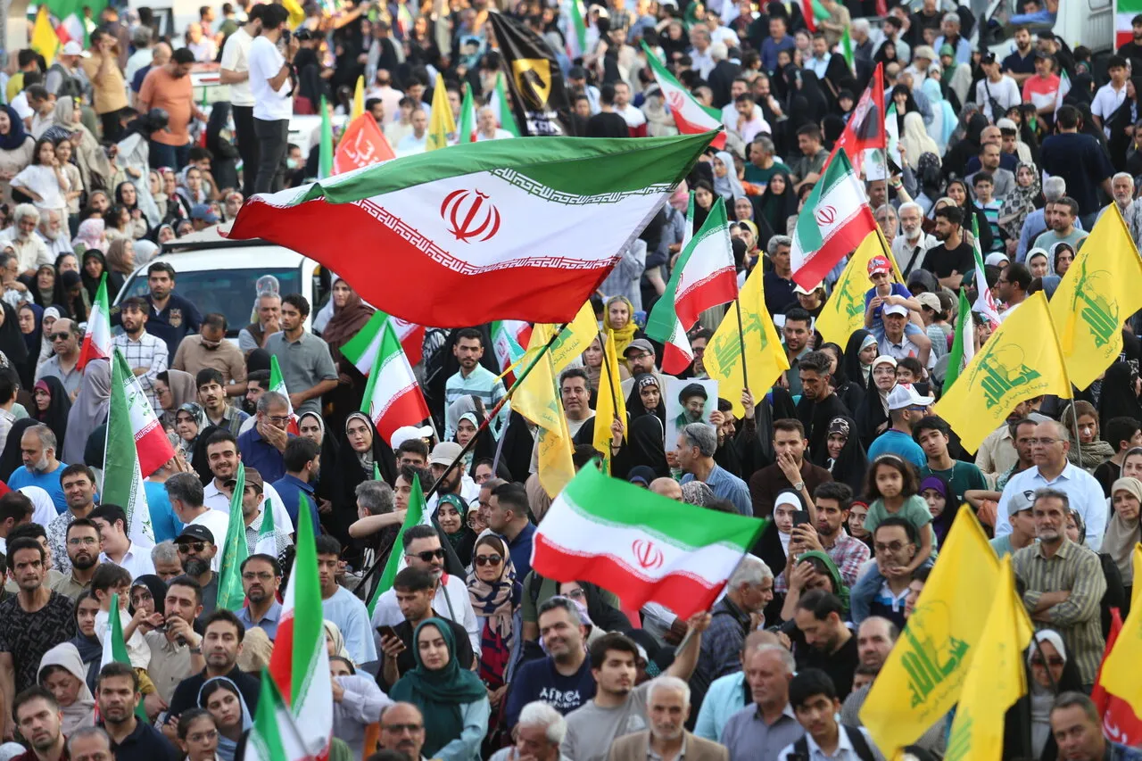 طنین بیعت در مسیر آزادی | نگاهی به حضور پرشور خانواده های تهرانی در مهمونی ۱۰ کیلومتری غدیر از شرق تا غرب پایتخت