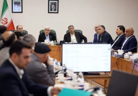 عارف: هیچ مسئولی حق اظهارنظر شخصی درباره بنزین ندارد