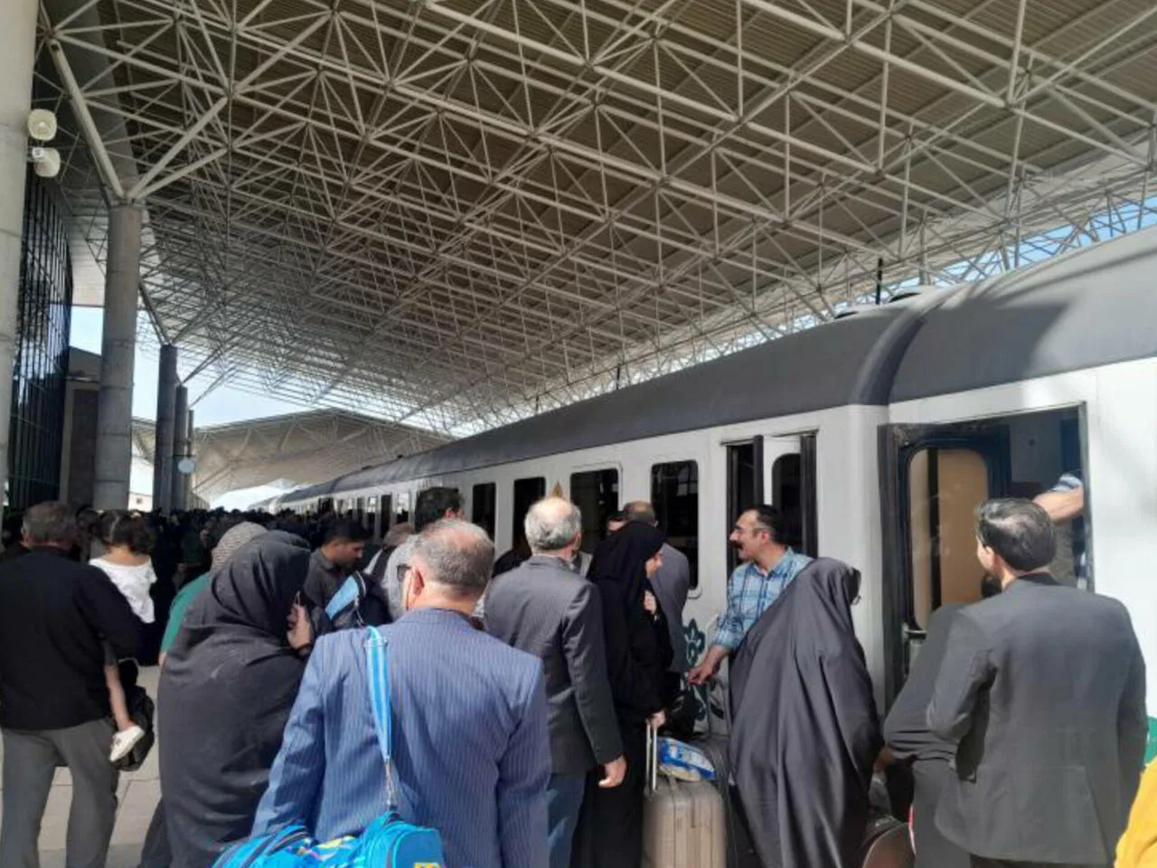 نخستین قطار مسافری اردبیل راهی مشهد مقدس شد