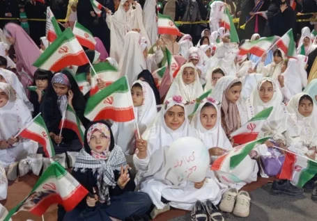 فیلم | جشن تکلیف دختران اراک در میدان شهدا