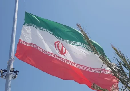 فرماندار بوشهر: برج پرچم جمهوری اسلامی ایران در ساحل خارگ به بهره برداری رسید