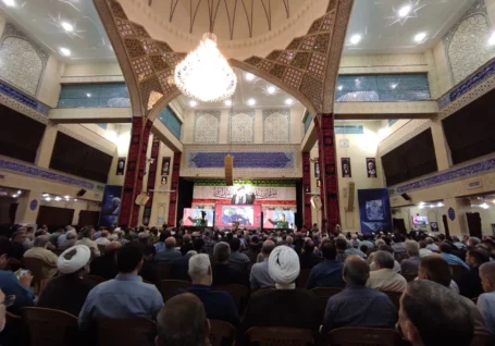 استاد حوزه علمیه قم: آیت الله سیدمجتبی خامنه ای در علم و اجتهاد زبانزد است