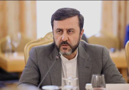 غریب آبادی: ایران نمی خواهد کشتی ها را پشت تنگه نگه دارد
