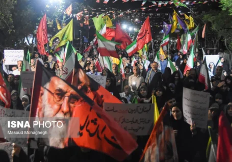 ۱۰۰ روز مقاومت و ایستادگی/ اهتزاز پرچم های سرخ خونخواهی در صدمین تجمع شبانه مردم سمنان