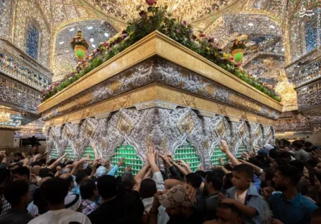 گل آرایی ضریح امام حسین (ع) در حرم کربلا به مناسبت دهه ولایت