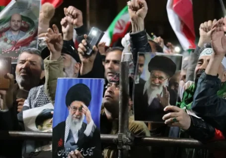 طنین الله اکبر ساوجی ها در نود و نهمین شب بیعت با رهبر انقلاب