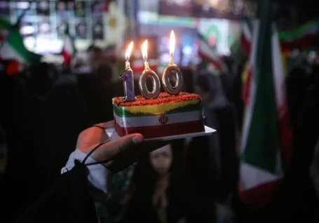 یکصدمین اجتماع شبانه مردم سنندج در میدان با اجرای فعالیت های فرهنگی
