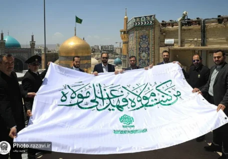پرچم غدیریه عتبه علوی به حرم مطهر رضوی اهدا شد