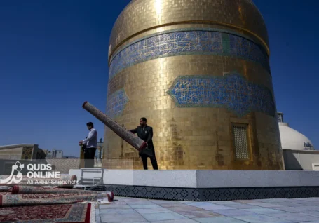 پرچم غدیریه عتبه علوی به حرم مطهر رضوی اهدا شد
