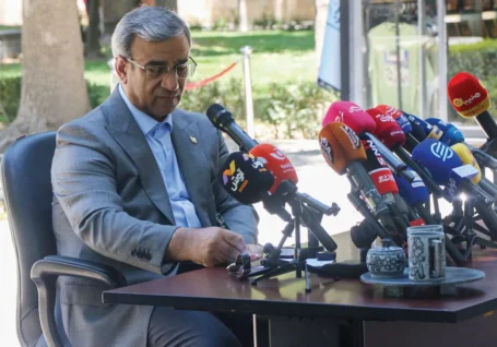 استاندار خراسان رضوی در نشست خبری با حضور خبرنگاران: / مدیریت کامل استان با اعطای اختیارات میسر است