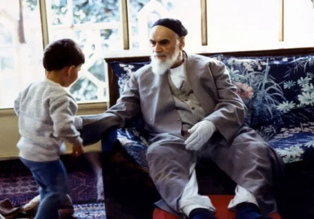 امام (ره) در طول زندگی خود دست چه کسانی را بوسید؟/باید روحانی با لباس روحانیت شهید شود تا مردم بفهمند&#۸۲۳۰;